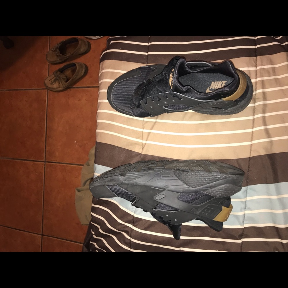 Black huaraches